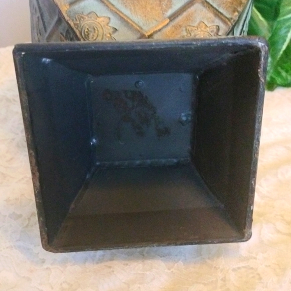 ⚜️ Decorative Metal Footed Vase - Picture 6 of 13